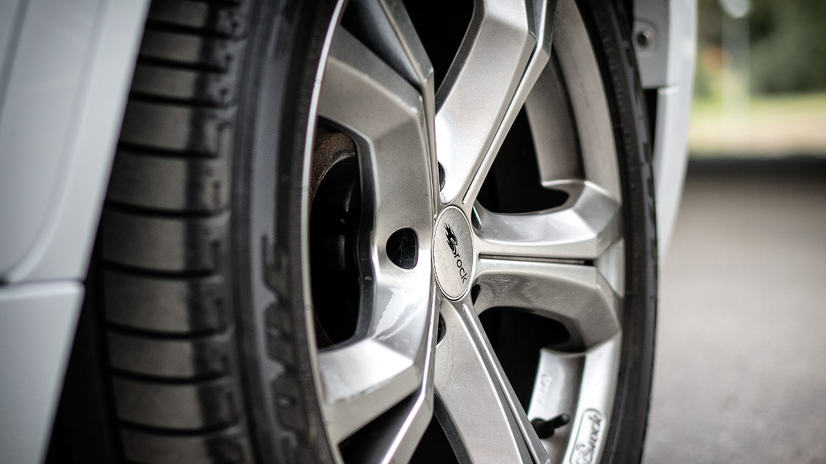 What Causes A Wheel To Fall Off While Driving? Explained
